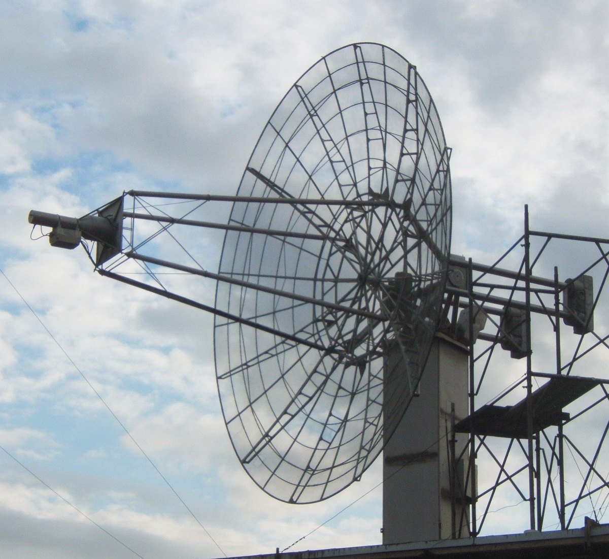 Six-meter UHF moonbounce dish antenna at I2FZX in Milan, Italy